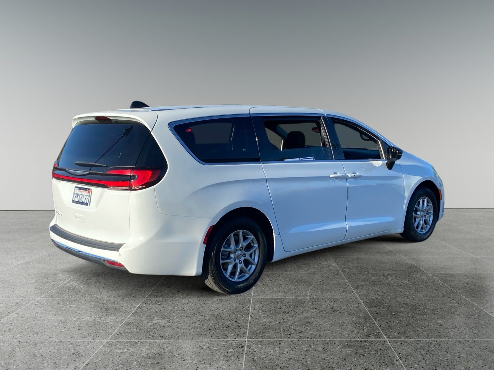 Used 2024 Chrysler Pacifica Touring FWD image 5