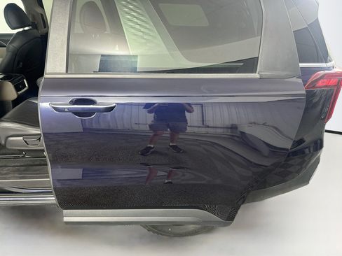 Used 2025 Kia Carnival FWD image 26