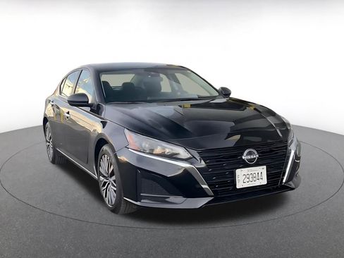 Used 2025 Nissan Altima 2.5 SV FWD image 3