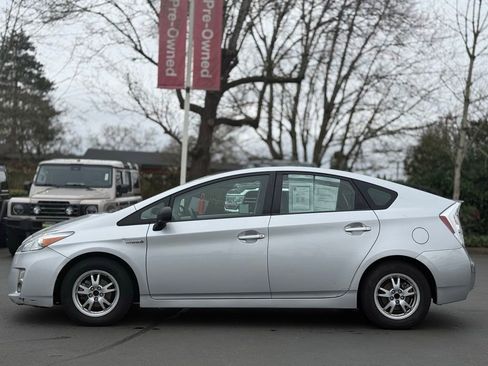 Used 2010 Toyota Prius Five image 2