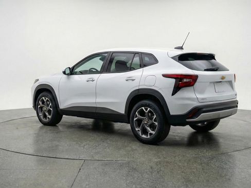 Used 2025 Chevrolet Trax LT w/ LT Convenience Package image 6