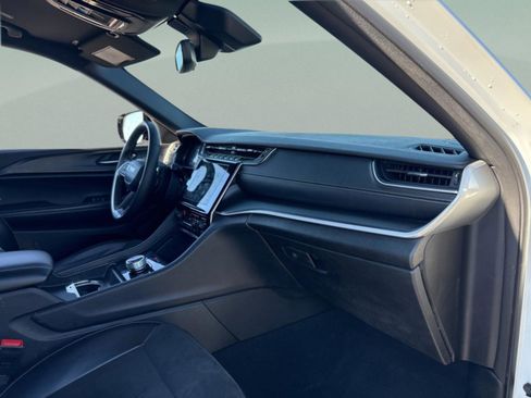 Used 2024 Jeep Grand Cherokee L Laredo image 37