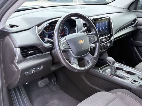 Used 2021 Chevrolet Traverse LT FWD image 2