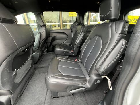 Used 2025 Chrysler Pacifica Select image 28