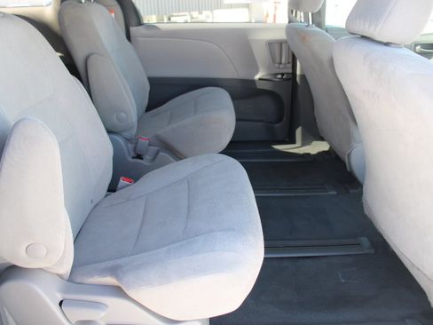 Used 2020 Toyota Sienna L FWD image 15