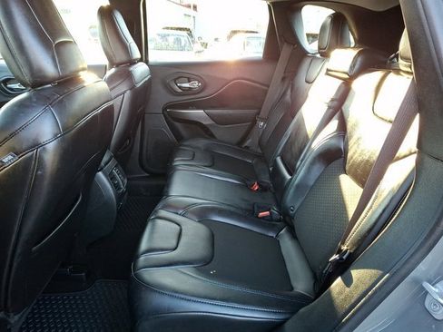 Certified 2019 Jeep Cherokee Latitude Plus w/ Comfort/Convenience Group image 14