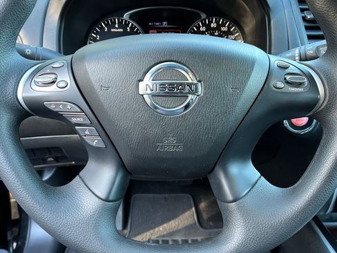 Used 2017 Nissan Pathfinder S image 14