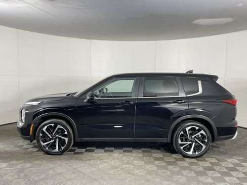 Used 2023 Mitsubishi Outlander SE image 3