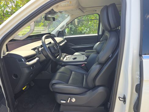 Used 2025 Lincoln Navigator Reserve AWD/4WD image 11