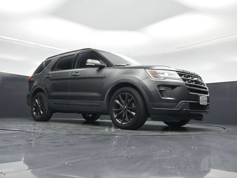 Used 2018 Ford Explorer XLT w/ Equipment Group 202A FWD image 3