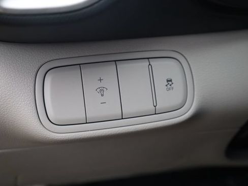 Used 2025 Hyundai Venue SEL FWD image 11