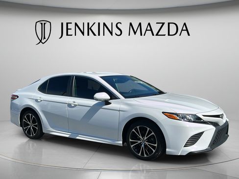 Used 2020 Toyota Camry SE w/ Convenience Package FWD image 1