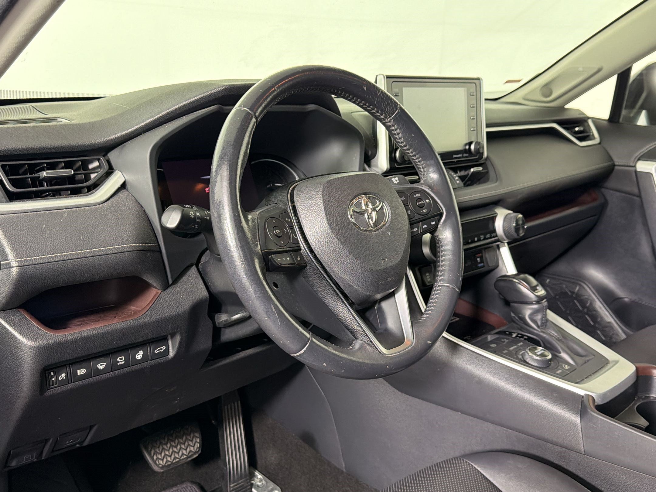 Used 2019 Toyota RAV4 Limited AWD/4WD image 3