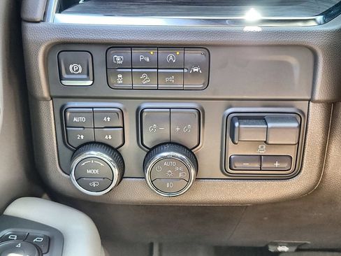 Used 2025 Chevrolet Tahoe Z71 AWD/4WD image 17