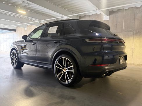 Certified 2025 Porsche Cayenne AWD/4WD image 3