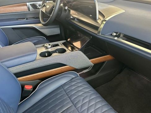 New 2026 Cadillac Vistiq Premium Luxury w/ LPO, Floor Liner Package image 15