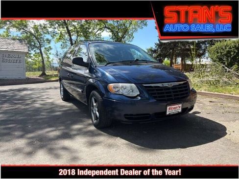 Used 2006 Chrysler Town & Country Touring FWD image 1