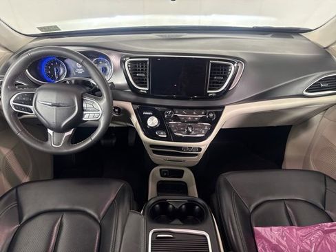 Used 2023 Chrysler Pacifica Touring-L image 22