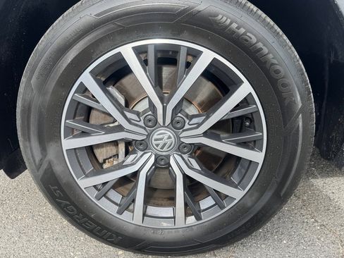 Used 2020 Volkswagen Tiguan SE w/ Panoramic Sunroof Package image 26