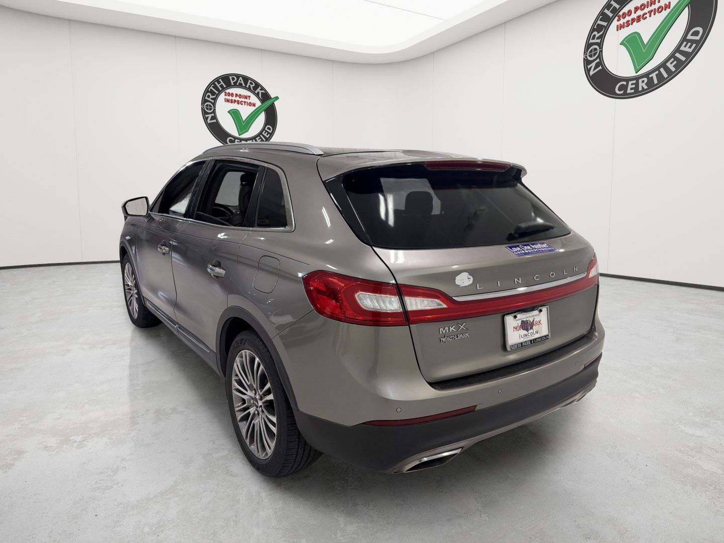 Used 2016 Lincoln MKX Reserve w/ Climate Package FWD image 3