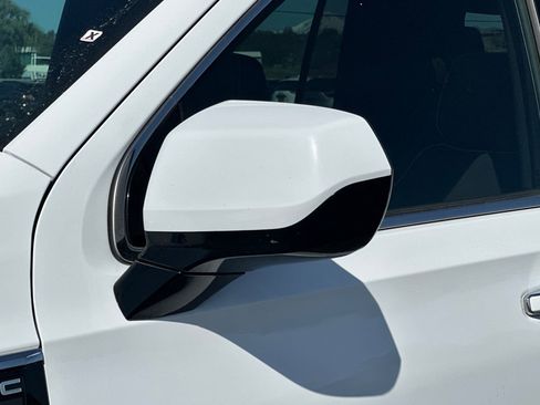 Used 2023 GMC Yukon XL SLT image 52