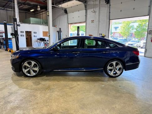 Used 2018 Honda Accord Touring image 3