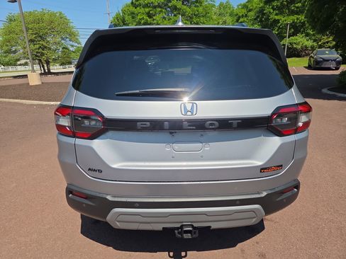 Used 2025 Honda Pilot TrailSport image 4