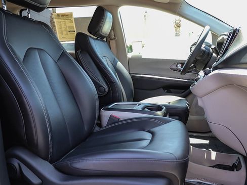 Used 2024 Chrysler Pacifica Limited FWD image 17