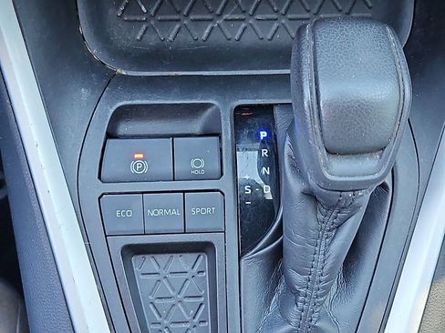 Used 2019 Toyota RAV4 XLE w/ Convenience Package image 14