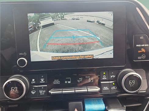 Used 2023 Toyota Highlander LE AWD/4WD image 19