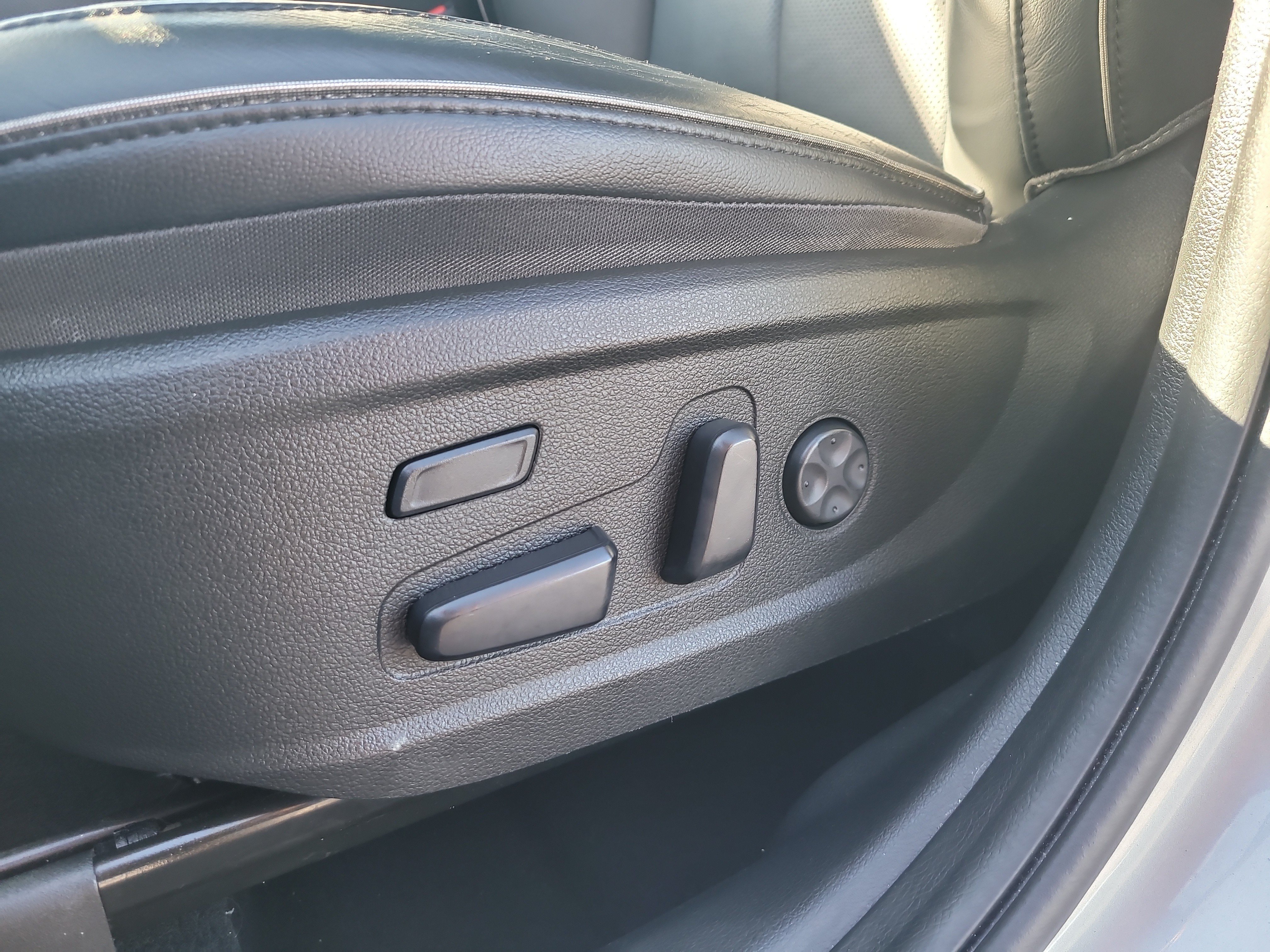 Used 2023 Hyundai Santa Fe Limited FWD image 18