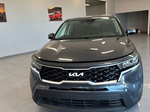 Used 2023 Kia Sorento LX image 2