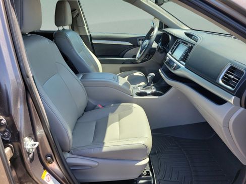 Used 2015 Toyota Highlander XLE image 18