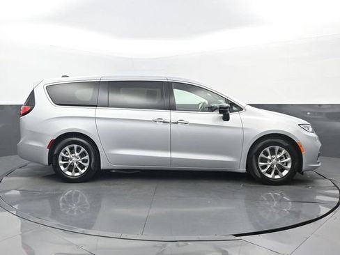 Used 2026 Chrysler Pacifica Limited FWD image 2