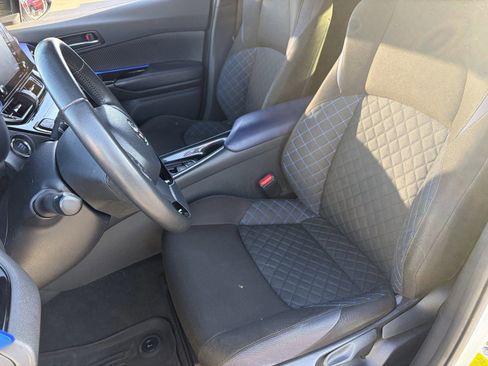 Used 2020 Toyota C-HR XLE FWD image 21