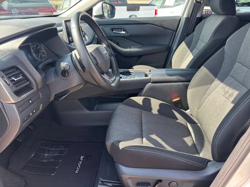 Used 2025 Nissan Rogue SV FWD image 29