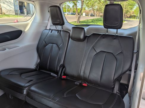 Used 2023 Chrysler Pacifica Touring-L FWD image 19