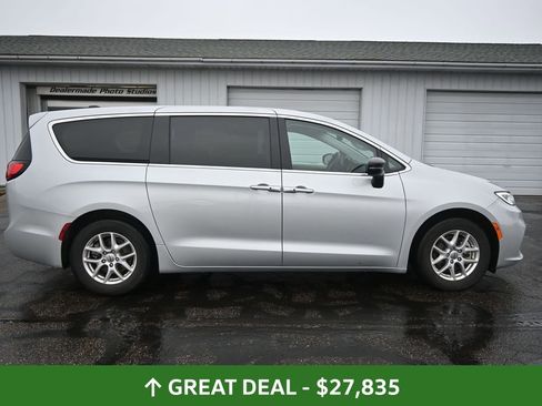 Used 2024 Chrysler Pacifica Touring-L image 11