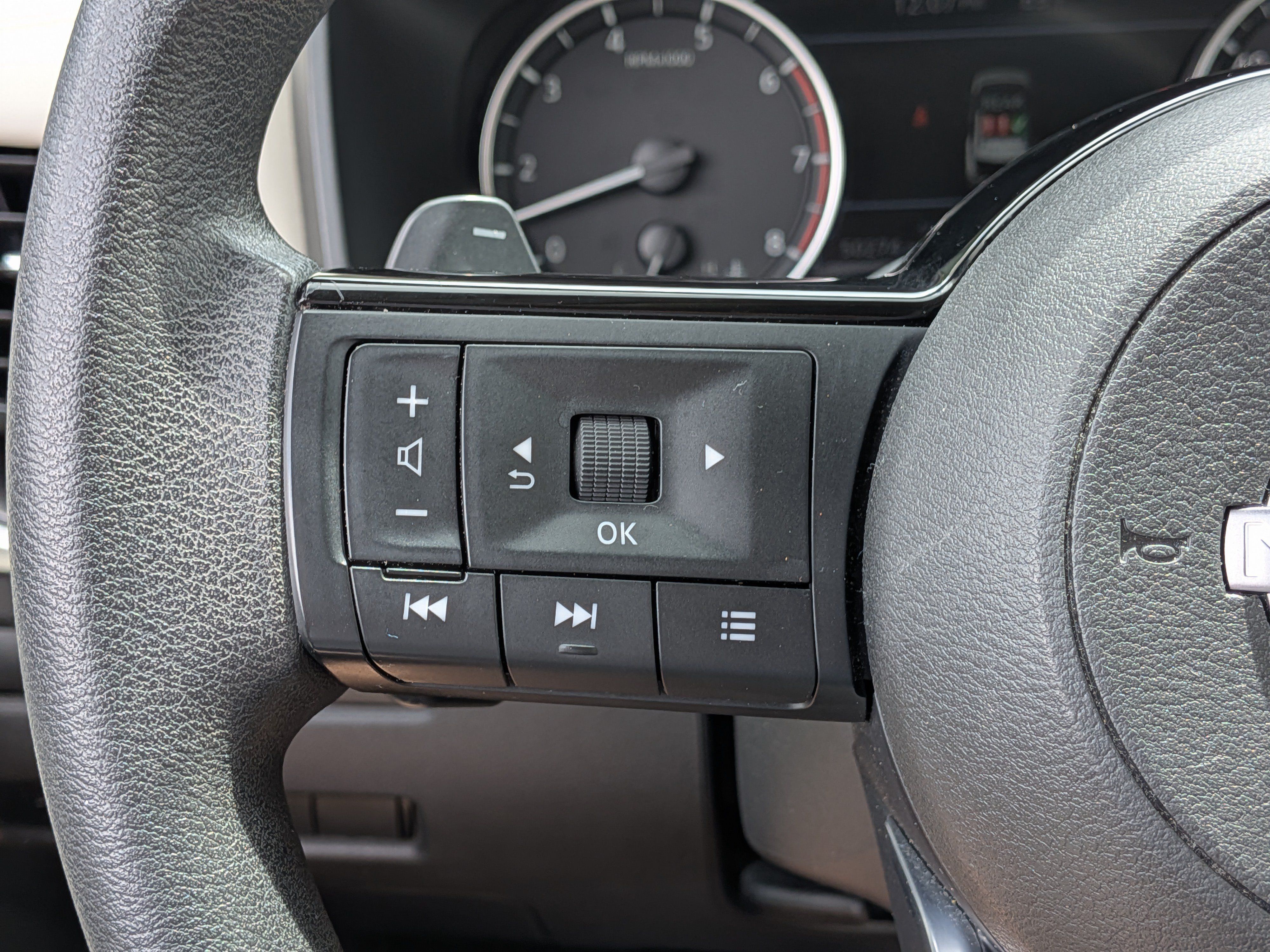 Used 2023 Nissan Rogue SV FWD image 24