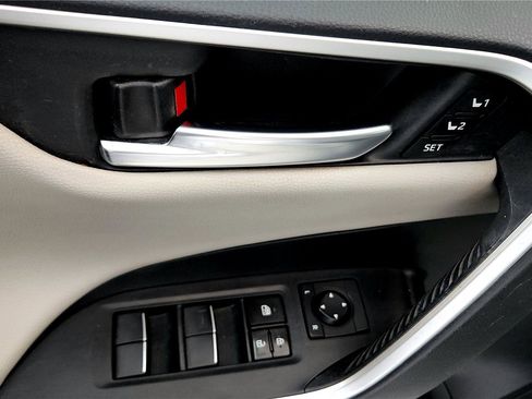 Used 2019 Toyota RAV4 Limited image 23