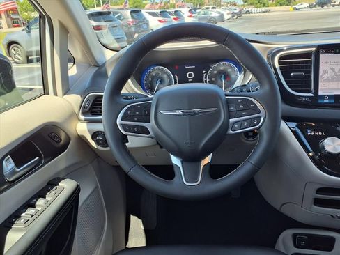 Used 2024 Chrysler Pacifica Touring-L FWD image 28