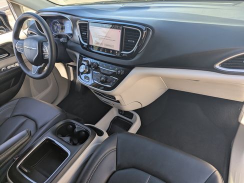 Used 2024 Chrysler Pacifica Touring-L image 10