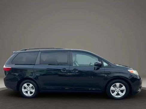Used 2017 Toyota Sienna LE FWD image 4