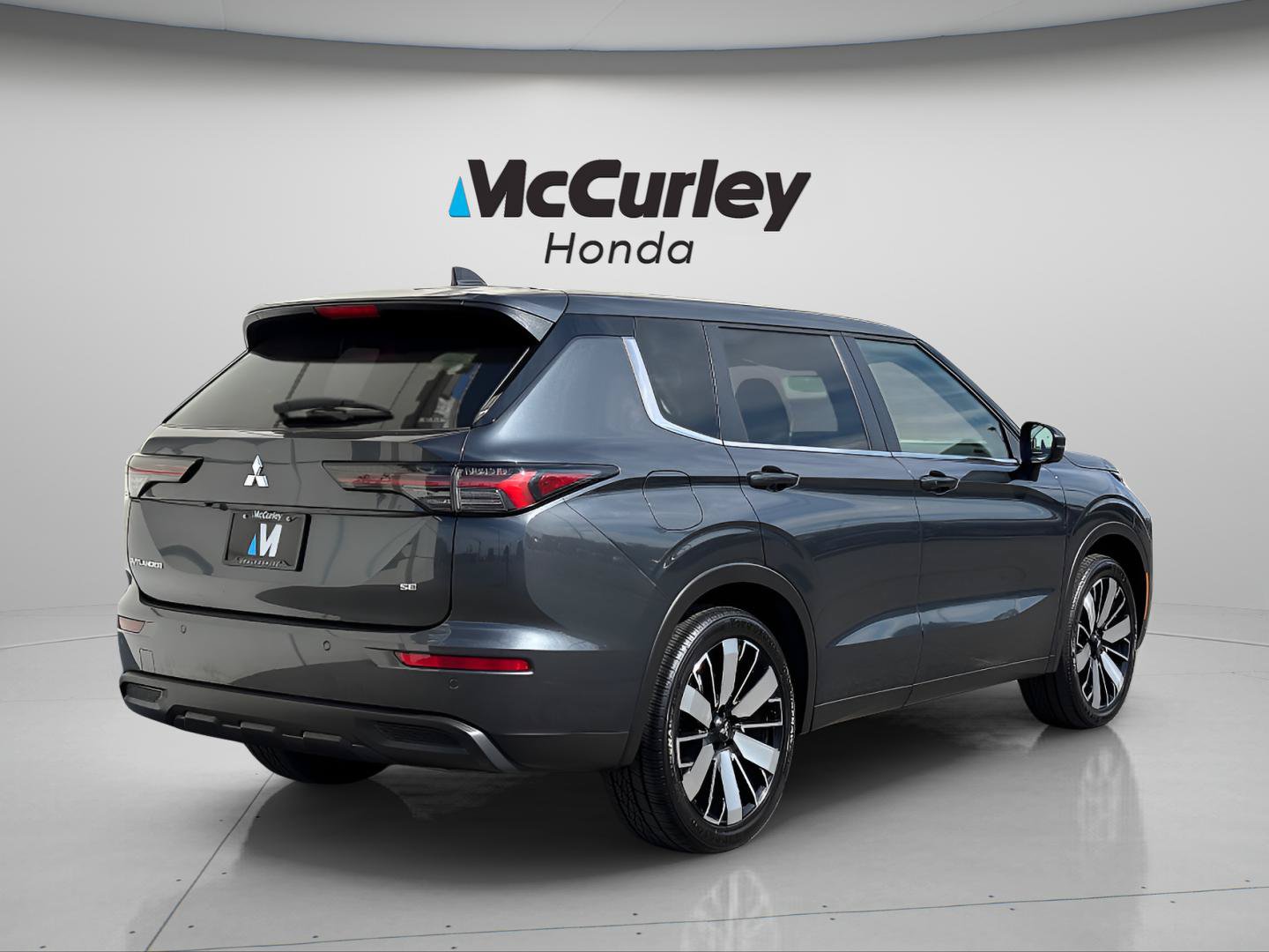 Used 2025 Mitsubishi Outlander SE AWD/4WD image 3