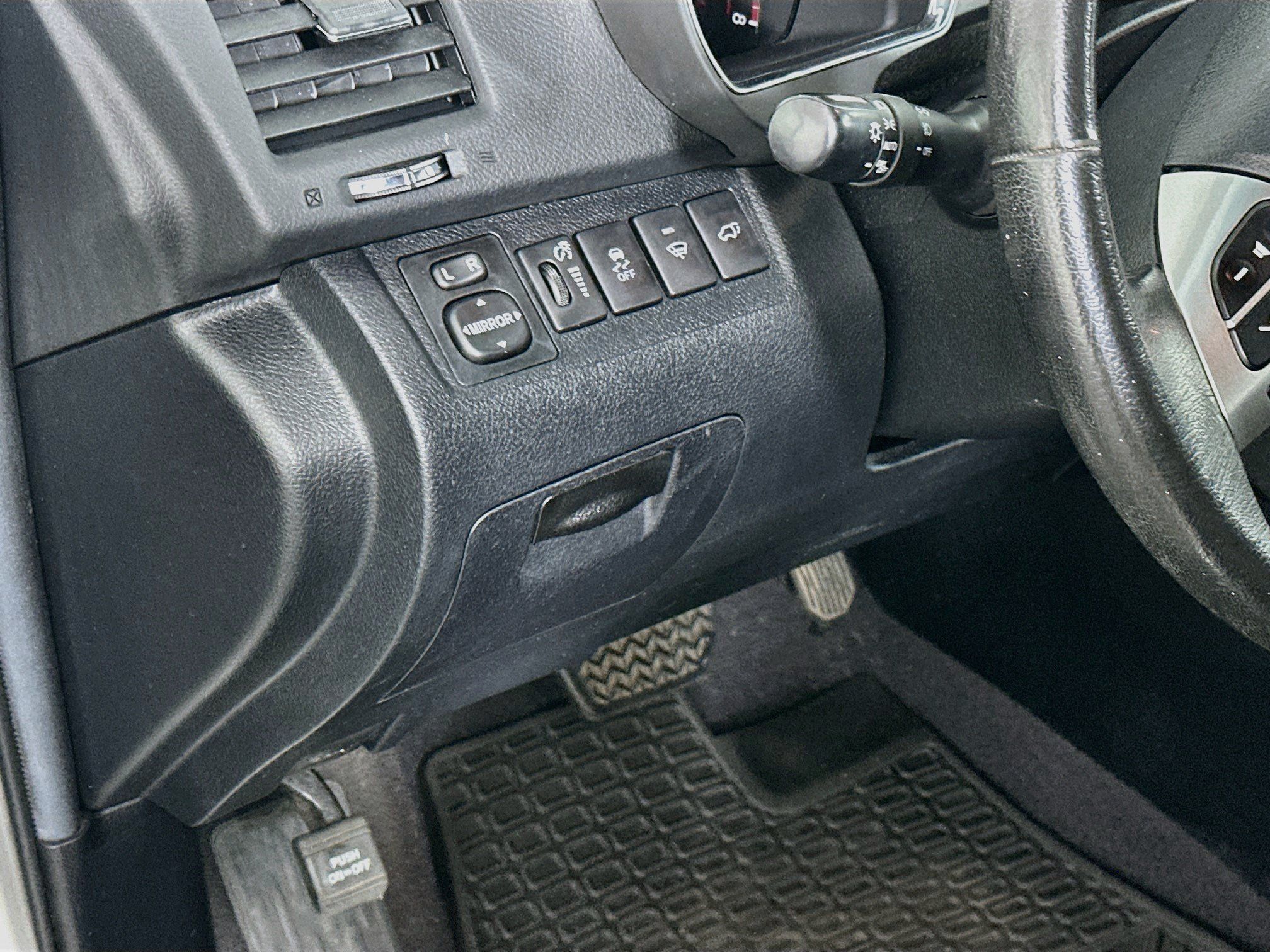 Used 2012 Toyota Highlander SE w/ Tow Pkg FWD image 16