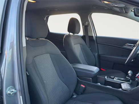 Used 2023 Kia Sportage LX image 32