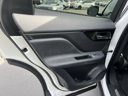 Used 2019 Jaguar F-PACE Premium image 30