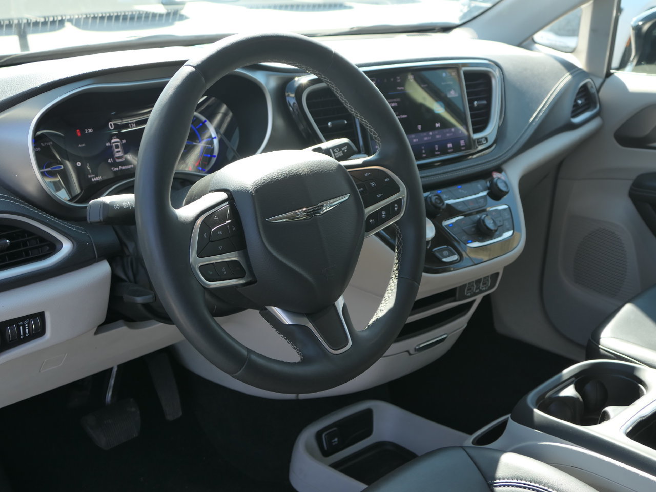 Used 2024 Chrysler Pacifica Limited FWD image 12
