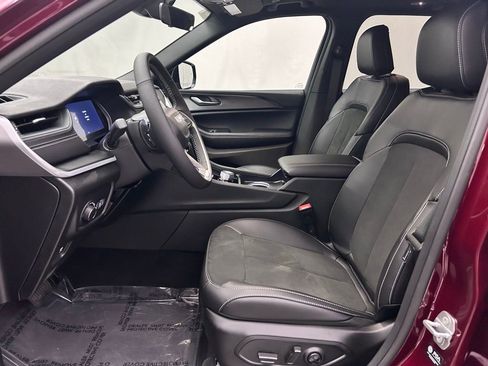 New 2025 Jeep Grand Cherokee Altitude image 12