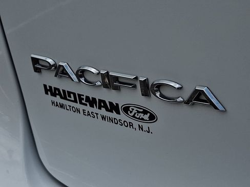 Used 2023 Chrysler Pacifica Touring-L FWD image 29